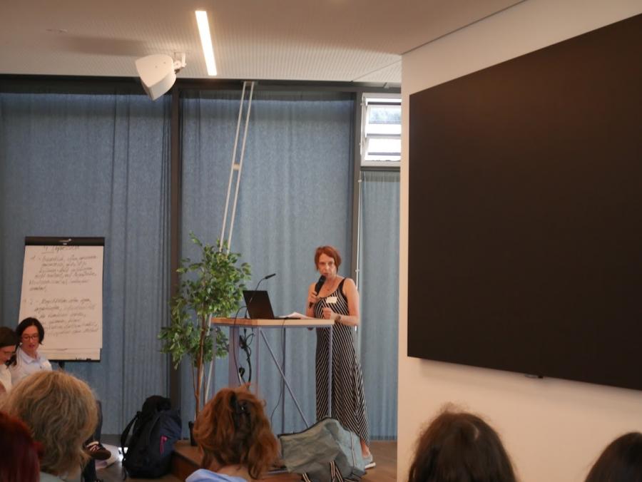 Claudia Spieß von SOZPÄDAL bei Ihrem Input bei der Veranstaltung Weiblich, wohnungslos und psychisch erkrankt im Juli 2025