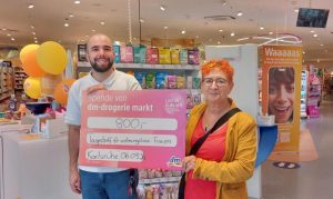 Armando Schneider Morales, Leiter der Filiale Durlach Center und Lissi Hohnerlein, SOZPÄDAL EV